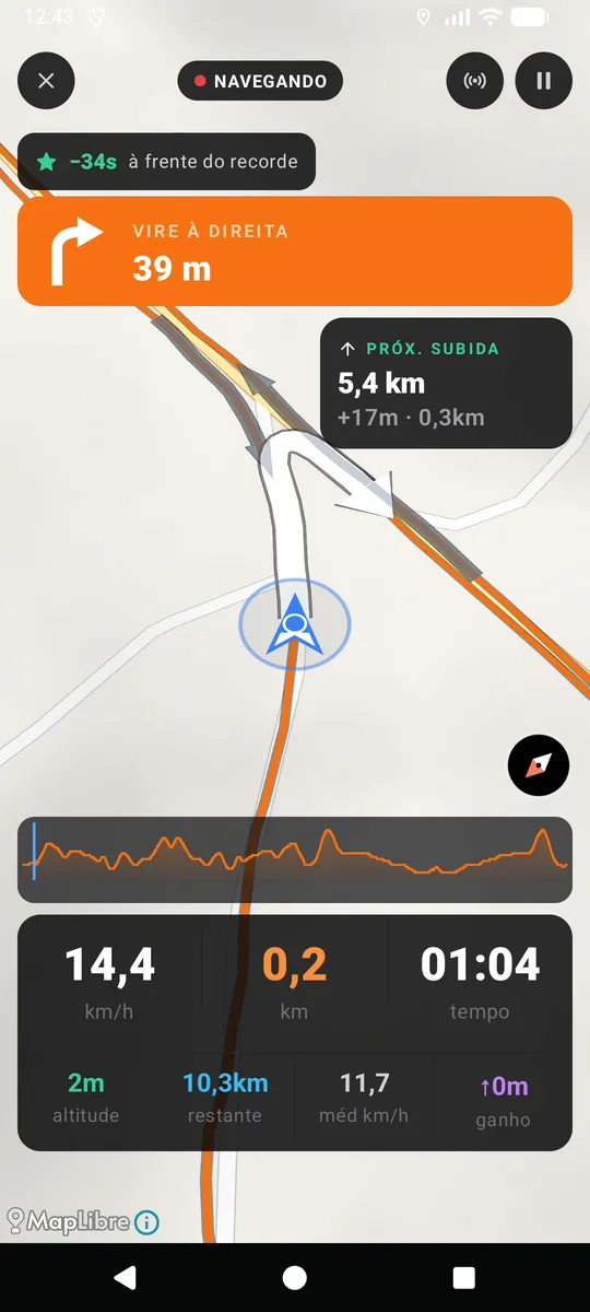 Tela de navegação do NavX avisando a próxima curva, com o mapa e as métricas do treino